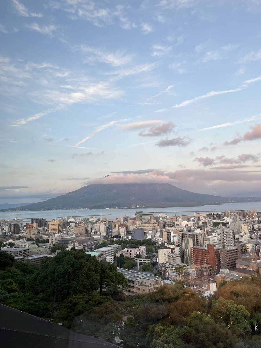 Kazuto_Hombo's tweet photo. 台風接近や梅雨入り宣言などがあった今週の鹿児島…
いよいよ夏に向けての季節到来です。
台風一過の翌日、城山ホテルKagoshima最上階フレンチレストラン「ルシェル」からの桜島夕景！
堂々たる美しさは、やはり、鹿児島のシンボルです！
もちろん、料理＆ワインもbeautiful😋 https://t.co/FE7pDZadYb