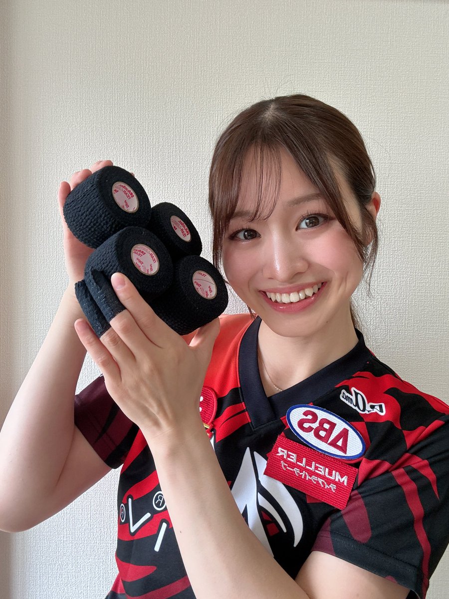 naaat_0802's tweet photo. ／ 【ミューラージャパン株式会社様 ご協賛】
プレゼントキャンペーン🎁✨ ＼
 皆様こんにちは🌸  突然ですが… ●試合や練習でのフィンガーへの負担🩸 ●汗ですぐテープが剥がれてしまう💦

こんなお悩みを抱えている方はいらっしゃいませんか？ 
 プロボウラー使用率NO.1
ABS販売の
【ミューラー/ ティアライトテープ】は、
指へのフィット感が段違い。
 吸いつくように密着するのに
指の動きを邪魔せず
自然なリリースがしやすいのが特徴です✨
 （私も17年間愛用しています🥸💖）
 そこで…！！
【ミューラー/ ティアライトテープ】
の素晴らしさを皆様にご体感いただくために、 毎月✨🎁プレゼントキャンペーン🎁✨
を実施いたします！！！
 （プロ・アマ問わずご参加OK🫣）

毎月当選した2名様に、 ティアライトテープ 4個セット
（50ミリブラック）をプレゼント🎁✨ 
◾️応募方法◾️ ❶@naaat_0802 をフォロー ❷この投稿をリポスト ❸さらに…   ✔︎ ティアライトテープを巻いた写真📸 ✔︎ または使用感の感想✍️ を添えて投稿すると当選確率アップ🔥🔥

◾️応募締切◾️ 6月15日まで

◾️当選者発表◾️ 月末までに、当選者の方へDMにてご連絡いたします📩

※賞品はミューラージャパン株式会社様より直接発送されます。
そのため、発送に必要な個人情報を同社へ共有させていただきます。

たくさんのご応募お待ちしております✨