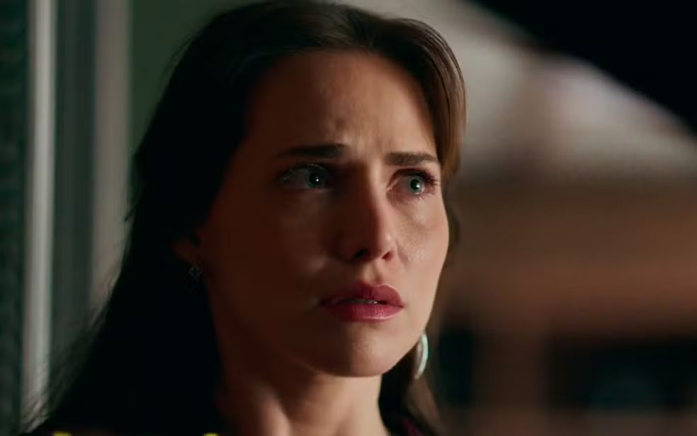 forumeplay's tweet photo. Um erro bobo vai mudar completamente o destino de Adriana (Letícia Colin) em #QuemAmaCuida. Ao viajar para ajudar a mãe, Elisa (Isabela Garcia), sem avisar as autoridades, a fisioterapeuta será acusada de tentar fugir das investigações pela morte de Arthur (Antonio Fagundes). Após uma denúncia de Pilar (Isabel Teixeira), a polícia expedirá um mandado de prisão contra a protagonista, que acabará condenada injustamente e passará anos atrás das grades antes de retornar para se vingar de quem destruiu sua vida.

🗞️ Notícias da TV