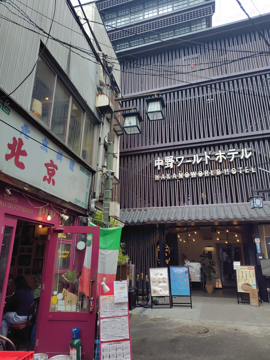 swima222's tweet photo. ピケ美さん@pikeminpaku から、九龍城〜と聞いていた
中野ワールドホテル前に来てみた

周辺のごちゃごちゃ感が
香港みたい

北京料理って看板があるイタリアンも興味深い

中野はオモシロ https://t.co/eS5TYWCAFo