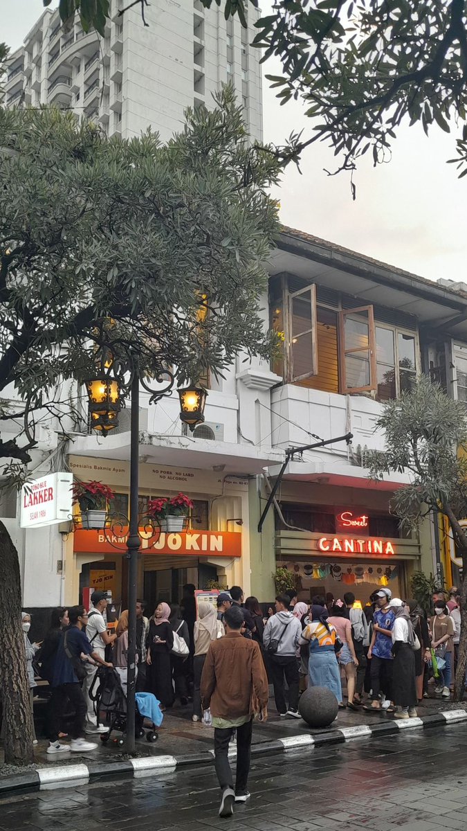 penghuniNAURA's tweet photo. AKU AJAK MEREKAAA! nggak ada tempat pasti mau kemananya, tp yang jelas antri sweet cantina dan photobox ITS A MUST!!! @AHYEONlur @JONGINlur @IAANlur @YERIlur @PJAYlur @GOEUNlur @BRAGAsubs https://t.co/SFgToodaHw