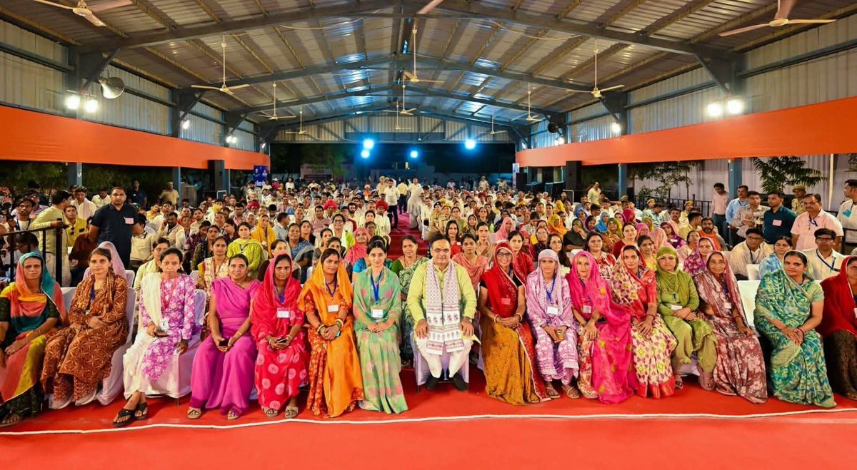 m_dadheech's tweet photo. 📍 ग्राम लाम्बा, भीलवाड़ा

गत दिवस माननीय मुख्यमंत्री श्री भजनलाल शर्मा जी की गरिमामयी उपस्थिति में आयोजित ग्राम विकास चौपाल में सहभागिता की।

इस अवसर पर माननीय मुख्यमंत्री श्री भजनलाल शर्मा जी ने मातृशक्ति, युवाओं, किसानों, पशुपालक भाइयों एवं वरिष्ठजनों से आत्मीय संवाद कर उनके सुझाव, अनुभव एवं समस्याओं को सुना। साथ ही राज्य एवं केंद्र सरकार की जनकल्याणकारी योजनाओं के प्रभावी क्रियान्वयन एवं अंतिम व्यक्ति तक लाभ पहुंचाने के संकल्प को दोहराया।

माननीय प्रधानमंत्री श्री नरेंद्र मोदी जी के नेतृत्व में डबल इंजन सरकार की योजनाएं गांव, गरीब, किसान, युवा एवं मातृशक्ति के जीवन में सकारात्मक परिवर्तन ला रही हैं। उज्ज्वला योजना, जल जीवन मिशन, प्रधानमंत्री आवास योजना, जनधन योजना एवं लखपति दीदी जैसी योजनाओं ने ग्रामीण विकास एवं सामाजिक-आर्थिक सशक्तिकरण को नई गति प्रदान की है।

राजस्थान सरकार सुशासन, जनभागीदारी एवं अंत्योदय के मंत्र के साथ प्रत्येक गांव, ढाणी एवं जरूरतमंद व्यक्ति तक विकास की रोशनी पहुंचाने हेतु प्रतिबद्धता के साथ कार्य कर रही है।

इस अवसर पर माननीय उपमुख्यमंत्री डॉ. प्रेमचंद बैरवा जी सहित जनप्रतिनिधिगण एवं अधिकारीगण उपस्थित रहे।

#GRAM2026
@BJP4India @BJP4Rajasthan @BhajanlalBjp @madanrrathore @DrPremBairwa @RajGovOfficial @RajCMO