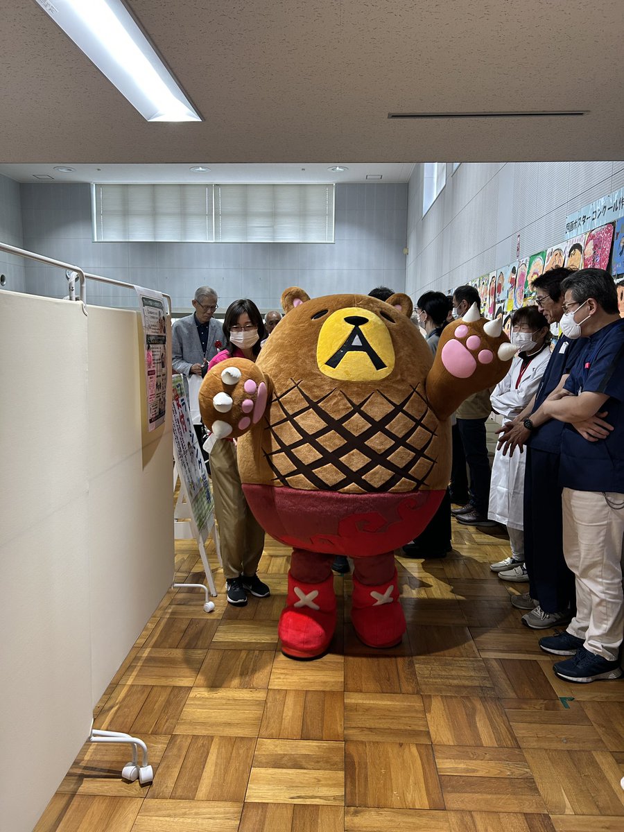 hamburguma's tweet photo. ①12時〜表彰式も終わり、藤枝市北村市長にもごあいさつ♪ あと3回会場(藤枝市保健センター)でお出迎えをするグ〜(*´(Å)｀*)ノ ②13時〜③14時〜④15時〜
#歯の健康まつり https://t.co/Rg9IvjdQDT