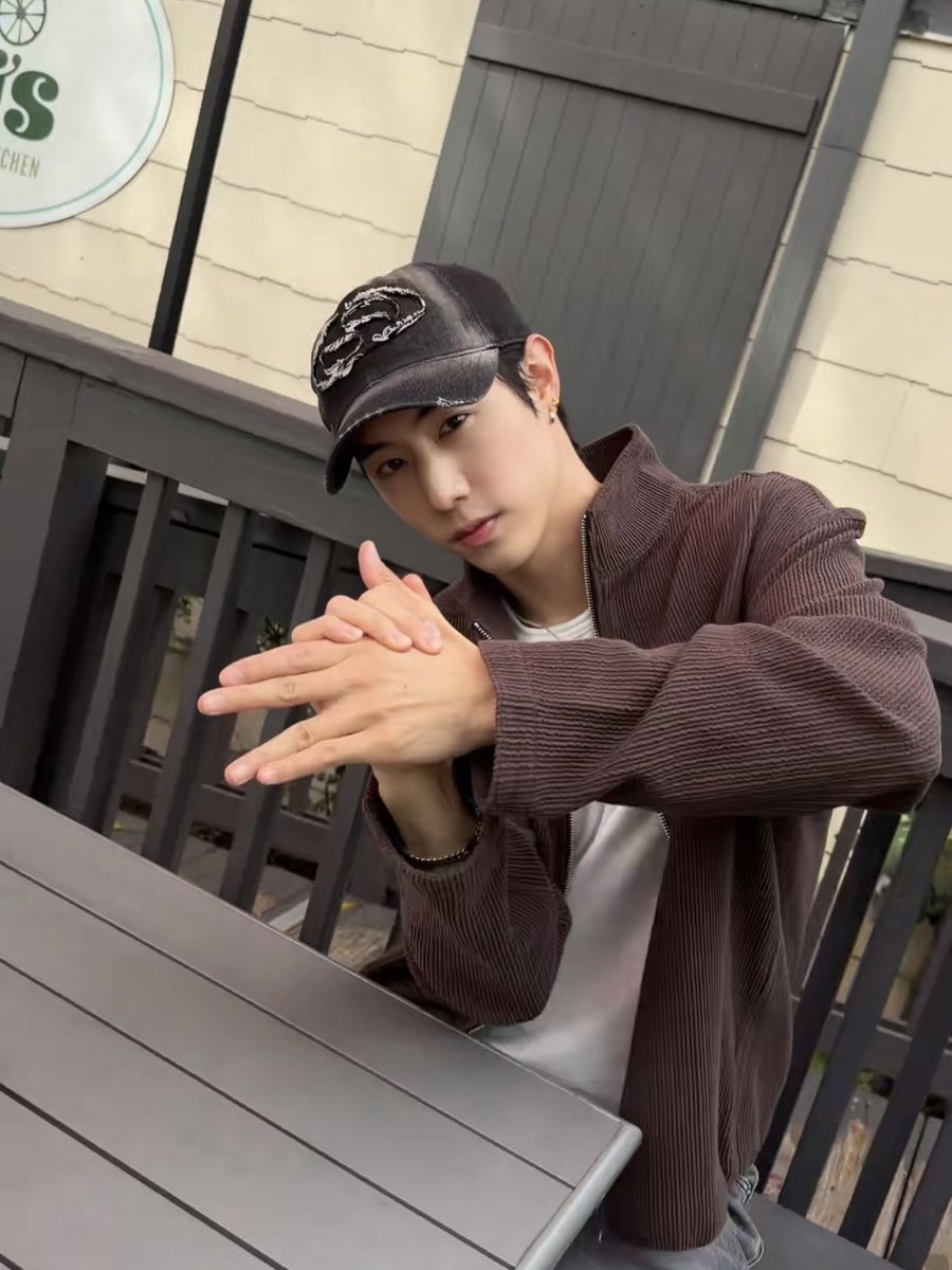 mmi_margarita's tweet photo. ฮีหล่อ ฮีน่ารัก ฮีขี้เล่น มาเล่นกับใจเราแต่เช้า🥺
ตรงสเปคใครไหมไม่รู้ แต่ตรงใจฉันอย่างจัง
นี่ 32 จริงเหรอวะ.. นี่ว่า 23 มากกว่า ยิ้มทีโลกสดใสมาก เหมือนกำลังตกหลุมรักรุ่นพี่มหาลัย
You make me a teenager. เธอทำให้ฉันรู้สึกเหมือนตอนสิบสี่ ตอนที่ฉันมีแฟนคนแรกมากก
#MarkTuan https://t.co/tfN8y2INnW