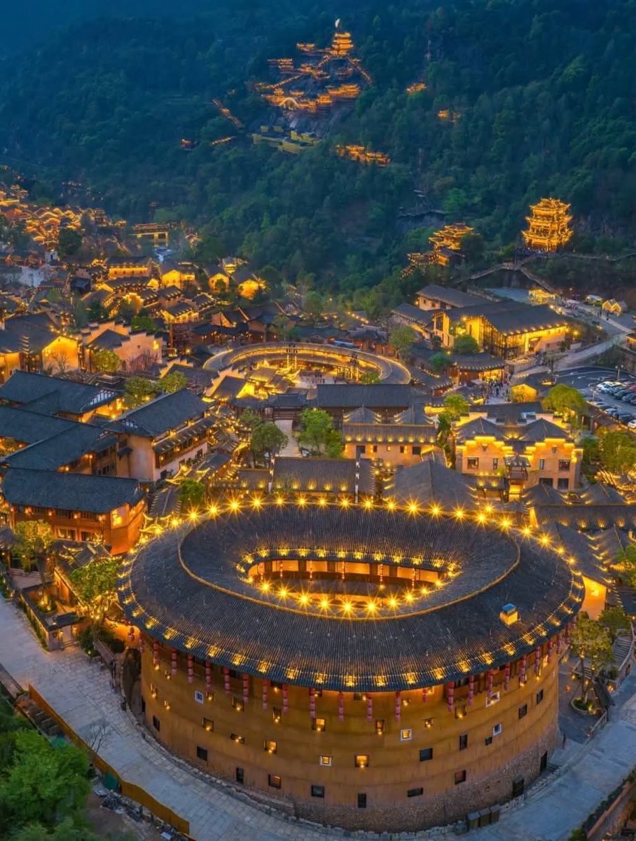 guohui5236's tweet photo. 夜晚的福建土楼。
Fujian Tulou at night. https://t.co/BRaqMkJxKb