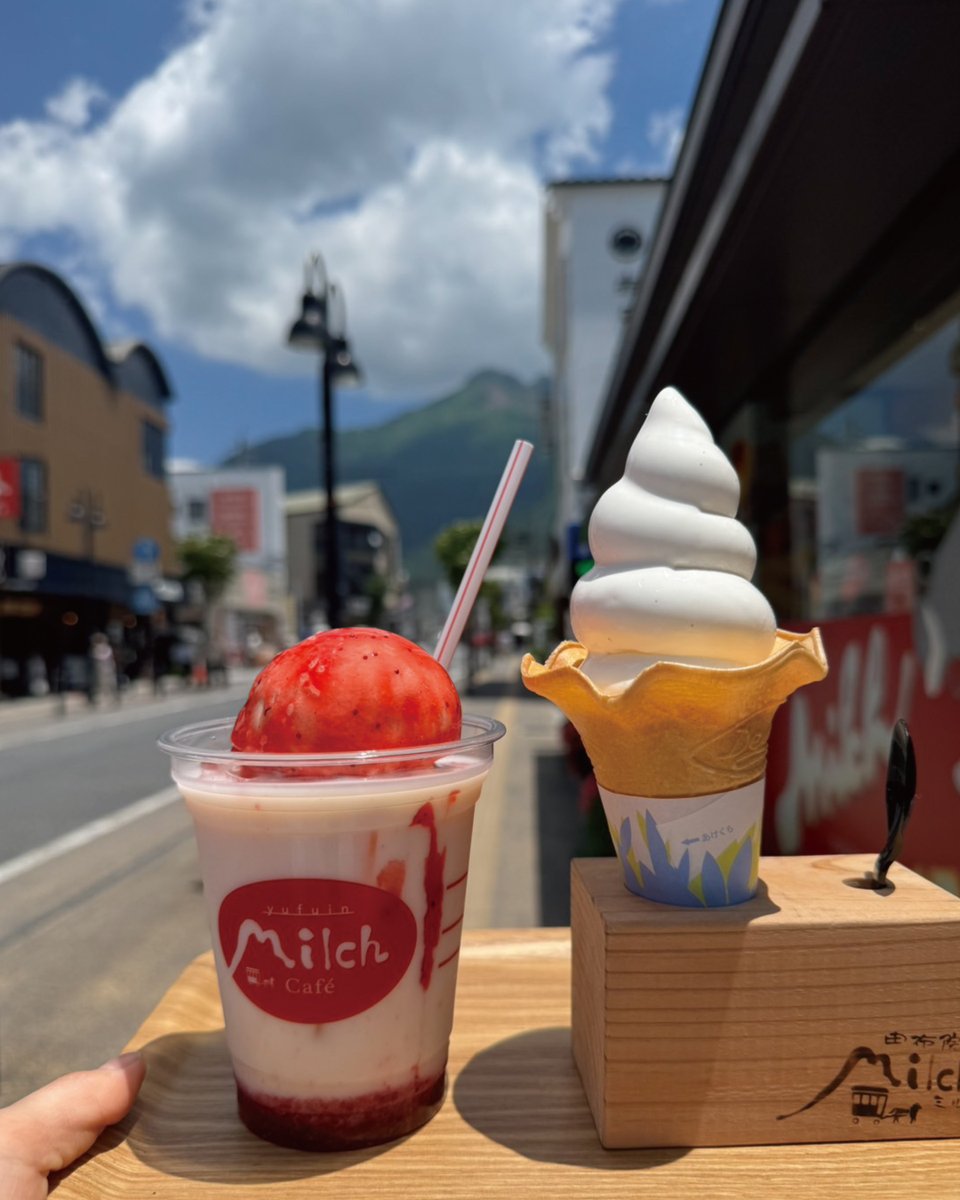 MilchYufuin's tweet photo. ドーナツ&amp;カフェでは『夏ドリンクメニュー』の提供をスタートしました🏝️
暑い日差しで火照った体を、ひんやり冷たいドリンクと由布院産朝絞りの牛乳を使用したドリンク、オリジナルのソフトクリームも大人気です🐄

お買い物の合間や、ほっと一息つきたい休憩時間にぜひお試しください！

#yufuin https://t.co/l1BCgWDXt5