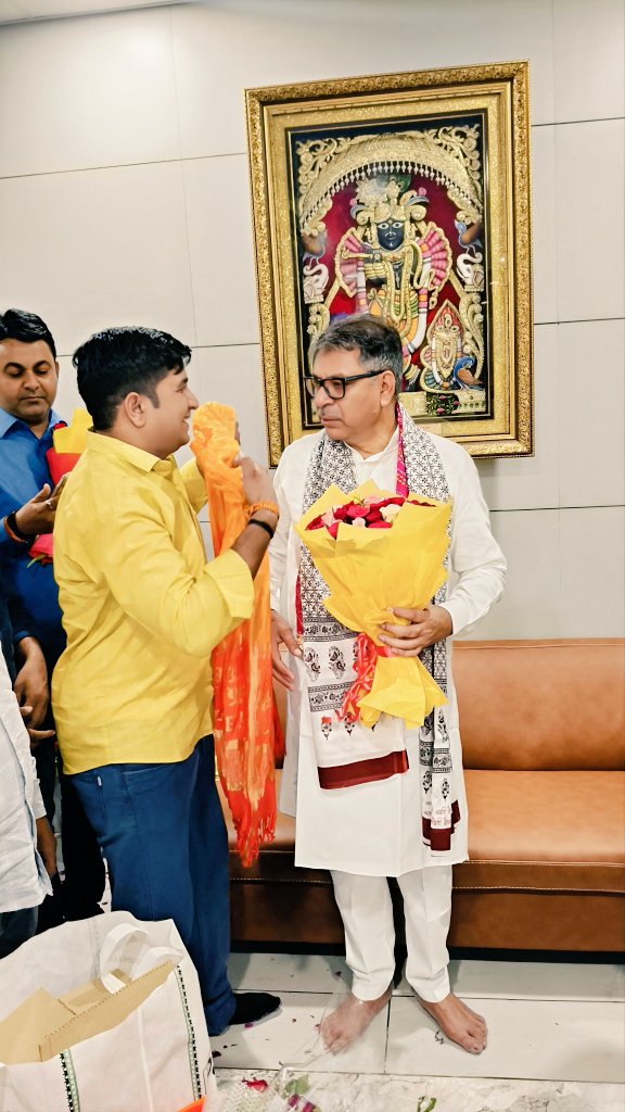 RameshFagnaBjp's tweet photo. आदरणीय बड़े भाई साहब डॉ. सतीश पूनिया जी के निवास स्थान पर उनका स्नेहिल मार्गदर्शन एवं आशीर्वाद प्राप्त किया तथा शुभकामनाएं प्रेषित कीं। ✌🏻
आपका स्नेह, मार्गदर्शन एवं प्रेरणा हम सभी कार्यकर्ताओं के लिए सदैव ऊर्जा का स्रोत है।
@DrSatishPoonia 
#highlightsシ゚ #ever https://t.co/W4NbF57Mi9