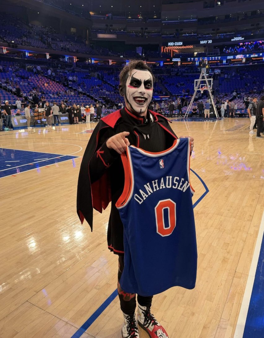 herseynba's tweet photo. Çok garip bir olay yaşanıyor:

Her şey, Danhausen isimli WWE güreşçisinin bir New York Knicks taraftarını lanetlemesiyle başladı.

Rakiplerini lanetlemesiyle ünlenen Danhausen'ın lanetinden sonra New York Knicks, Atlanta'ya üst üste iki maç kaybetti.

Danhausen bu iki maçtan sonra laneti kaldırdı ve New York Knicks, sonraki 13 maçı kazanarak NBA tarihine geçti.

İki galibiyet daha alabilirlerse tam 53 yıl sonra şampiyon olacaklar.

"WWE gerçek değil." diyenlerin bir daha düşünmesi gerek.