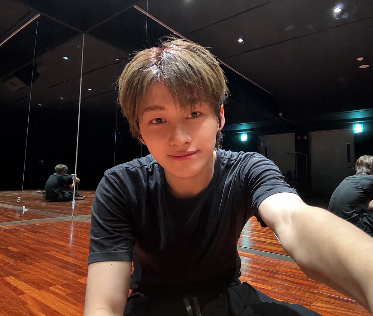 komi_jihoon's tweet photo. 한지훈 중간에 멋진사진 끼운거 개웃기고 나는 이렇게 두장 저장함 https://t.co/h0fzUfXcYw