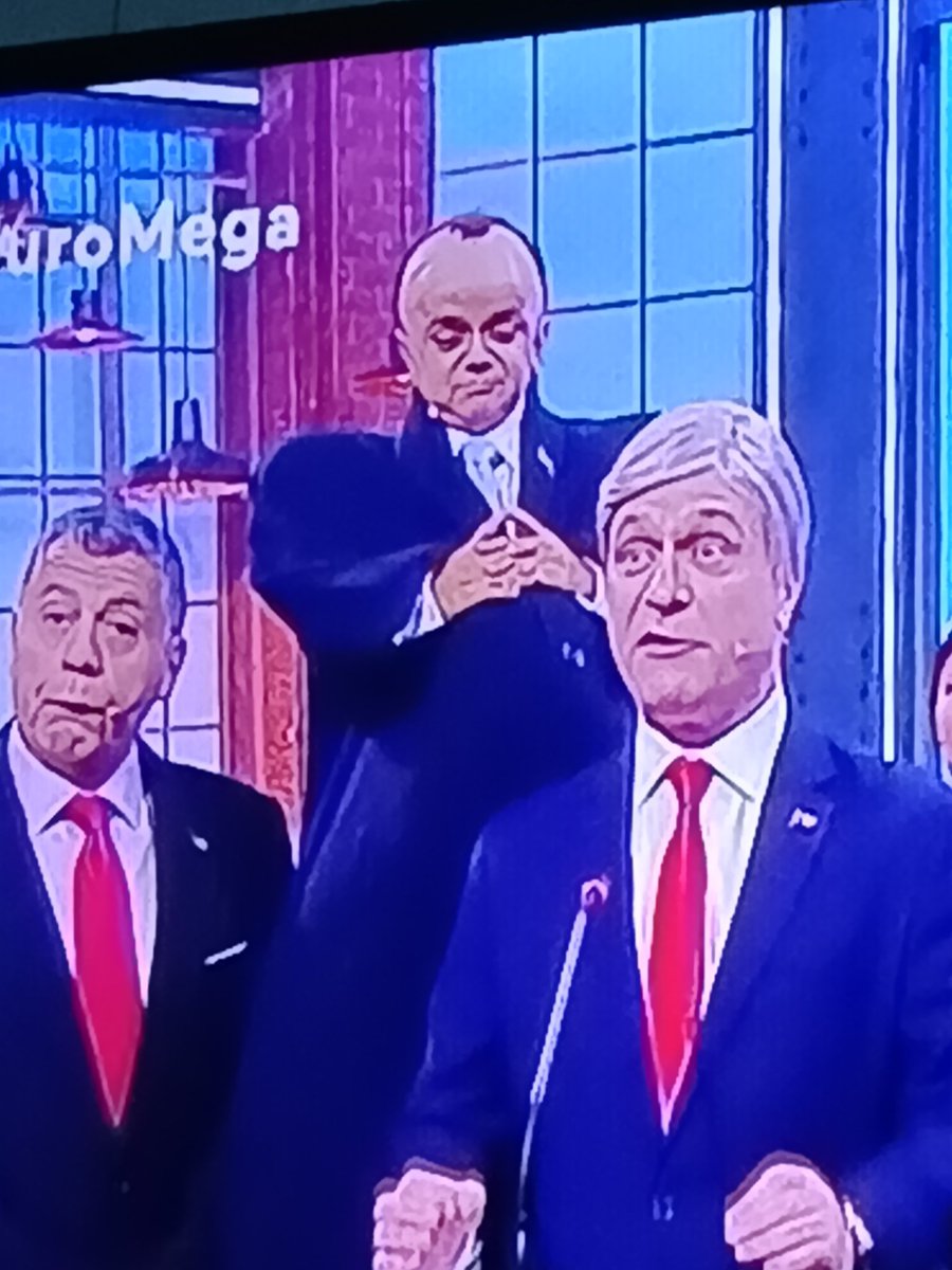 __ValeeConii__'s tweet photo. MIGUELITO, COMO IVÁN PODUJE 🤣 #DetrasDelMuroMega https://t.co/buLtK4oNMu