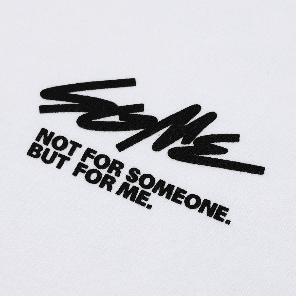 so_me_project's tweet photo. SOME LOGO T-SHIRT WHITE

SO MEのメッセージTシャツ。

フロントには左胸にブランドロゴを、バックにはブランドを象徴するステートメントを大胆に配置しました。周囲の評価や役割ではなく、自らの意思で選び取ること。その姿勢をグラフィックとして表現しています。

ボディには、適度な厚みと滑らかな肌触りを持つ上質なコットン生地を採用。毛羽立ちを抑えたクリーンな表情と、肩を少し落としたボックスシルエットにより、一枚で着ても存在感のある仕上がりに。サイズの選び方によって、ジャストにもオーバーサイズにも着用できる汎用性の高さも魅力です。

https://t.co/qCcrZPJC2s

本商品は、2026年6月14日（日）23:59までの期間限定受付となります。
発送は2026年7月上旬を予定しております。

税込¥5,500-

【サイズ】
S：着丈65cm / 肩幅52cm / 身幅57cm / 袖丈21cm
M：着丈69cm / 肩幅55cm / 身幅60cm / 袖丈22cm
L：着丈72cm / 肩幅58cm / 身幅63cm / 袖丈23cm
XL：着丈75cm / 肩幅60cm / 身幅66cm / 袖丈24cm

※商品の特性および生産過程により、表記サイズと若干の誤差が生じる場合がございます。あらかじめご了承ください。