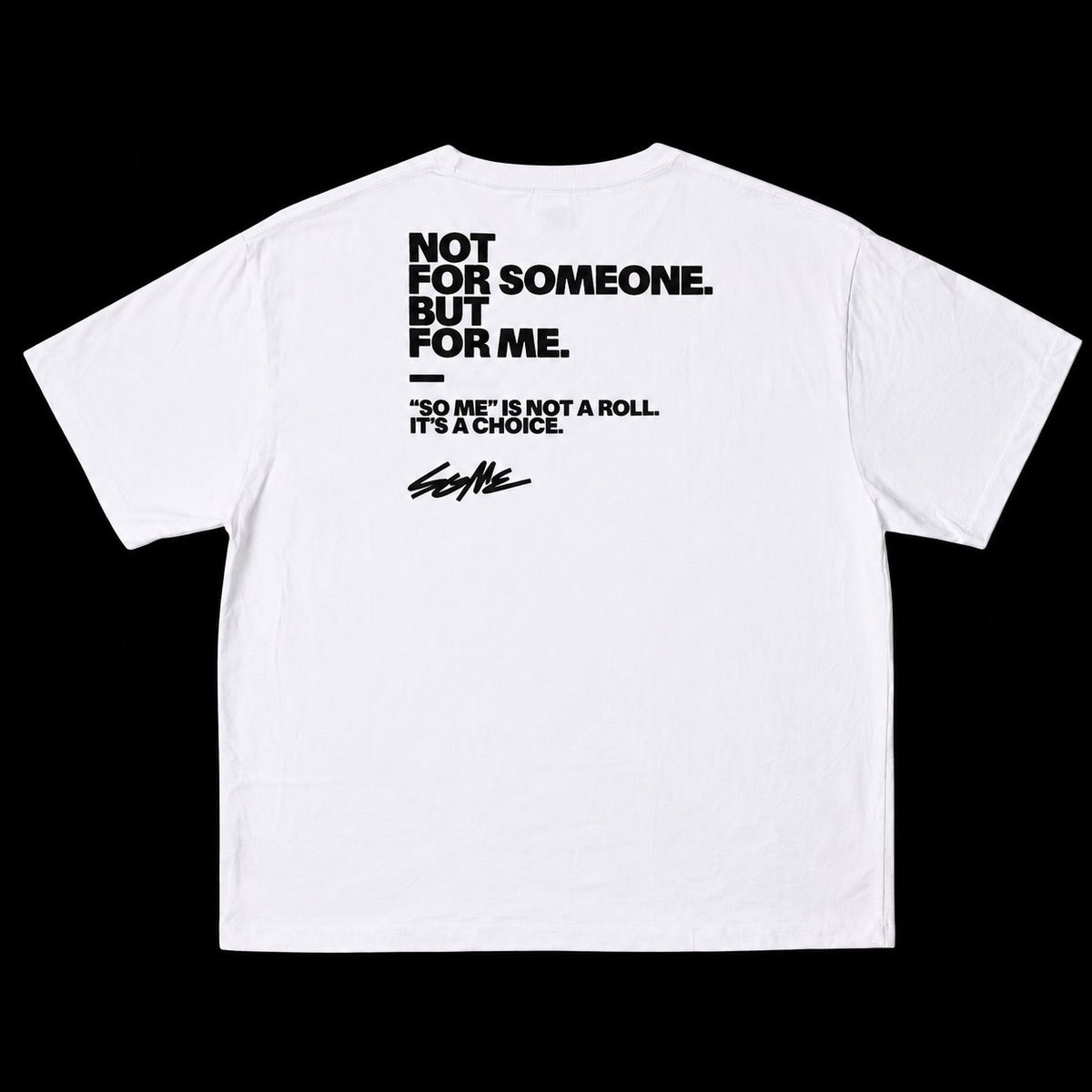 so_me_project's tweet photo. SOME LOGO T-SHIRT WHITE

SO MEのメッセージTシャツ。

フロントには左胸にブランドロゴを、バックにはブランドを象徴するステートメントを大胆に配置しました。周囲の評価や役割ではなく、自らの意思で選び取ること。その姿勢をグラフィックとして表現しています。

ボディには、適度な厚みと滑らかな肌触りを持つ上質なコットン生地を採用。毛羽立ちを抑えたクリーンな表情と、肩を少し落としたボックスシルエットにより、一枚で着ても存在感のある仕上がりに。サイズの選び方によって、ジャストにもオーバーサイズにも着用できる汎用性の高さも魅力です。

https://t.co/qCcrZPJC2s

本商品は、2026年6月14日（日）23:59までの期間限定受付となります。
発送は2026年7月上旬を予定しております。

税込¥5,500-

【サイズ】
S：着丈65cm / 肩幅52cm / 身幅57cm / 袖丈21cm
M：着丈69cm / 肩幅55cm / 身幅60cm / 袖丈22cm
L：着丈72cm / 肩幅58cm / 身幅63cm / 袖丈23cm
XL：着丈75cm / 肩幅60cm / 身幅66cm / 袖丈24cm

※商品の特性および生産過程により、表記サイズと若干の誤差が生じる場合がございます。あらかじめご了承ください。