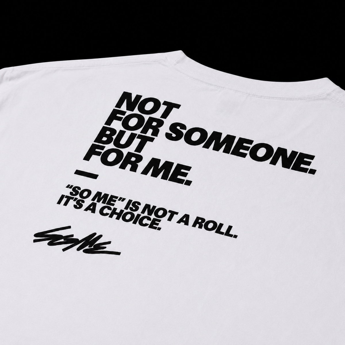 so_me_project's tweet photo. SOME LOGO T-SHIRT WHITE

SO MEのメッセージTシャツ。

フロントには左胸にブランドロゴを、バックにはブランドを象徴するステートメントを大胆に配置しました。周囲の評価や役割ではなく、自らの意思で選び取ること。その姿勢をグラフィックとして表現しています。

ボディには、適度な厚みと滑らかな肌触りを持つ上質なコットン生地を採用。毛羽立ちを抑えたクリーンな表情と、肩を少し落としたボックスシルエットにより、一枚で着ても存在感のある仕上がりに。サイズの選び方によって、ジャストにもオーバーサイズにも着用できる汎用性の高さも魅力です。

https://t.co/qCcrZPJC2s

本商品は、2026年6月14日（日）23:59までの期間限定受付となります。
発送は2026年7月上旬を予定しております。

税込¥5,500-

【サイズ】
S：着丈65cm / 肩幅52cm / 身幅57cm / 袖丈21cm
M：着丈69cm / 肩幅55cm / 身幅60cm / 袖丈22cm
L：着丈72cm / 肩幅58cm / 身幅63cm / 袖丈23cm
XL：着丈75cm / 肩幅60cm / 身幅66cm / 袖丈24cm

※商品の特性および生産過程により、表記サイズと若干の誤差が生じる場合がございます。あらかじめご了承ください。