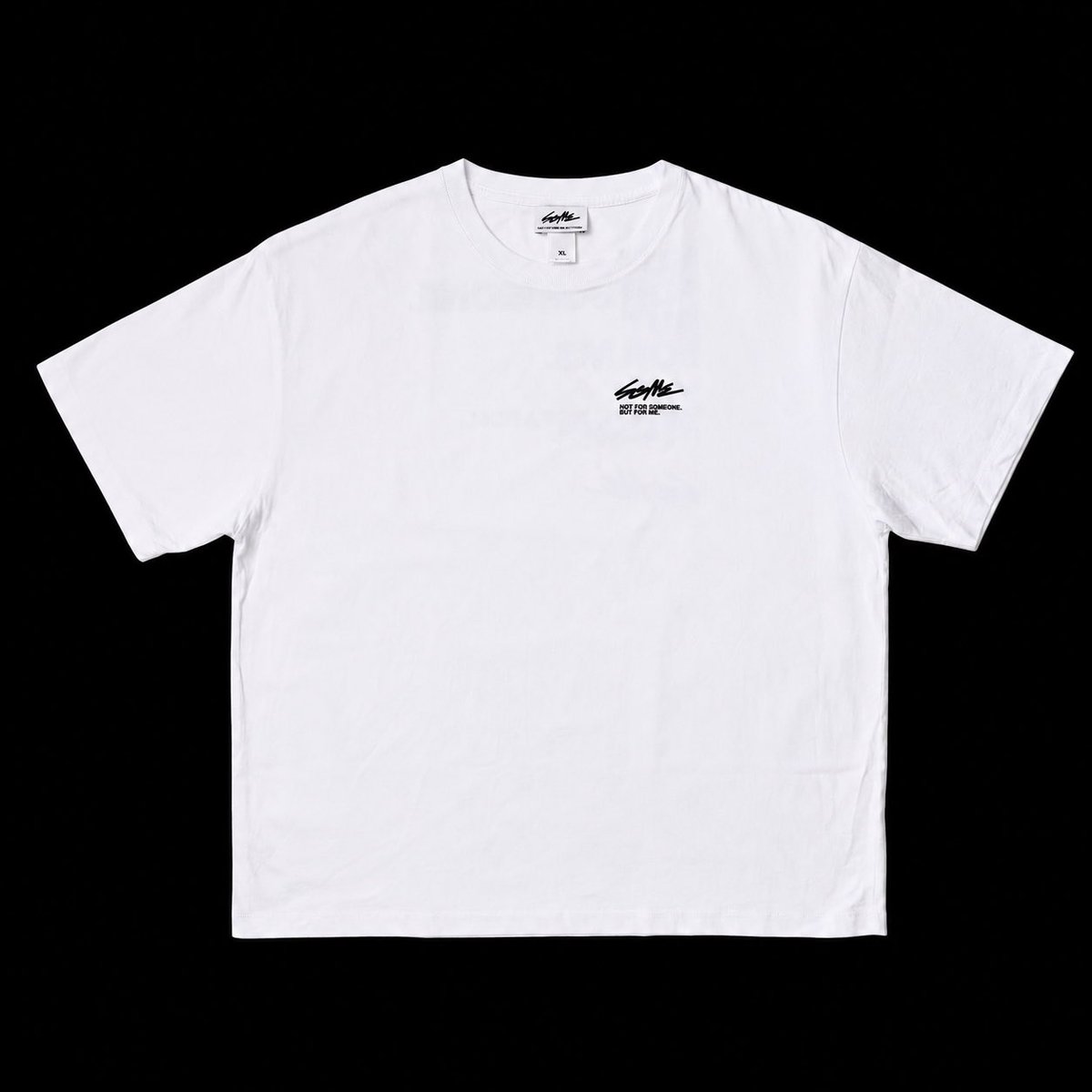 so_me_project's tweet photo. SOME LOGO T-SHIRT WHITE

SO MEのメッセージTシャツ。

フロントには左胸にブランドロゴを、バックにはブランドを象徴するステートメントを大胆に配置しました。周囲の評価や役割ではなく、自らの意思で選び取ること。その姿勢をグラフィックとして表現しています。

ボディには、適度な厚みと滑らかな肌触りを持つ上質なコットン生地を採用。毛羽立ちを抑えたクリーンな表情と、肩を少し落としたボックスシルエットにより、一枚で着ても存在感のある仕上がりに。サイズの選び方によって、ジャストにもオーバーサイズにも着用できる汎用性の高さも魅力です。

https://t.co/qCcrZPJC2s

本商品は、2026年6月14日（日）23:59までの期間限定受付となります。
発送は2026年7月上旬を予定しております。

税込¥5,500-

【サイズ】
S：着丈65cm / 肩幅52cm / 身幅57cm / 袖丈21cm
M：着丈69cm / 肩幅55cm / 身幅60cm / 袖丈22cm
L：着丈72cm / 肩幅58cm / 身幅63cm / 袖丈23cm
XL：着丈75cm / 肩幅60cm / 身幅66cm / 袖丈24cm

※商品の特性および生産過程により、表記サイズと若干の誤差が生じる場合がございます。あらかじめご了承ください。