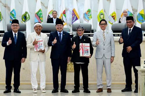 bpkri's tweet photo. Melalui penyerahan LHP ini, BPK berharap sinergi seluruh pemangku kepentingan terus diperkuat guna memastikan setiap rupiah anggaran daerah dikelola secara bertanggung jawab dan memberikan manfaat sebesar-besarnya bagi kesejahteraan masyarakat Jawa Barat. https://t.co/L72xzdK4b6