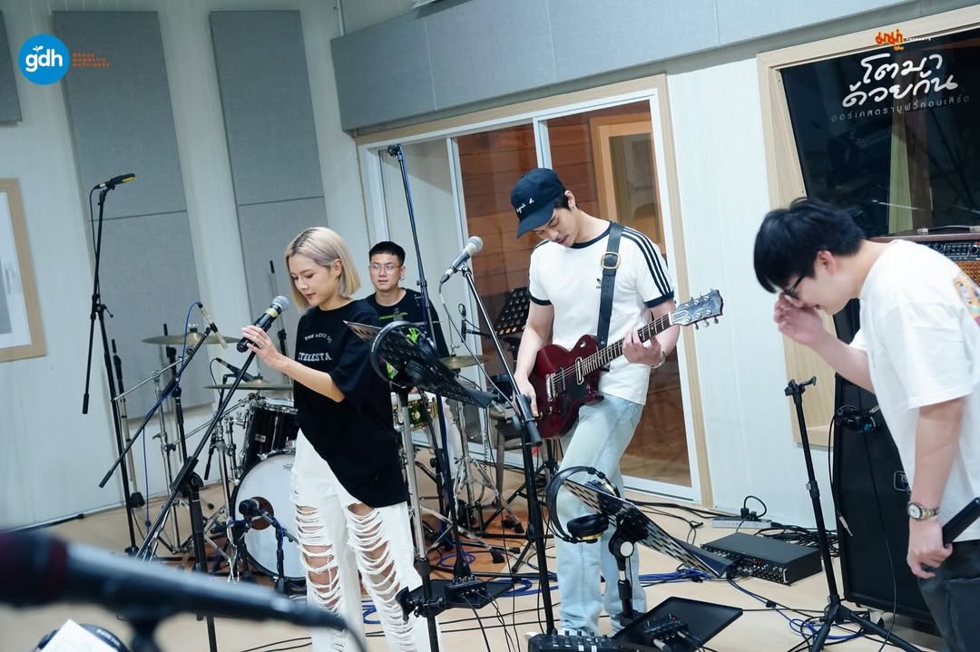 HabisNontonFilm's tweet photo. SUCKSEED reunian!
Kangen deh liat mereka manggung lagi. 🥹

Btw, ini mereka lagi latihan buat konser orkestra film-film GDH. https://t.co/BJu9WImGy7