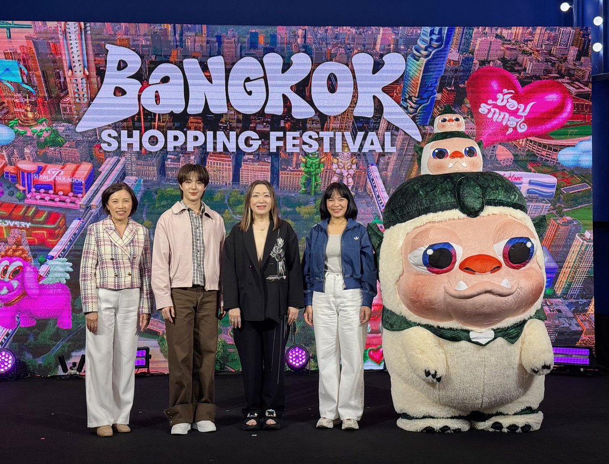 mirnablush's tweet photo. 💖✨ NuNew agradece el cariño recibido en su Fan Meet Exclusivo del Bangkok Shopping Festival ✨💖
La cuenta oficial de Domundi TV compartió un emotivo mensaje de agradecimiento tras la participación de NuNew Chawarin en el evento Bangkok Shopping Festival: NuNew Fan Meet Exclusive, realizado en colaboración con The Mall Thailand.
🌸 Durante la actividad, NuNew tuvo la oportunidad de convivir de cerca con sus seguidores, compartiendo sonrisas, dinámicas especiales y momentos memorables que llenaron de energía y alegría el recinto. Las imágenes muestran una gran asistencia de fans que acudieron para demostrarle su apoyo y cariño.
✨ Domundi también agradeció a todos los seguidores que asistieron al evento y a quienes enviaron mensajes de apoyo desde diferentes lugares, destacando el amor y respaldo constante que acompañan a NuNew en cada una de sus actividades.
🎤📸 Entre presentaciones, juegos y encuentros con los asistentes, el evento se convirtió en una celebración especial entre el artista y su fandom, fortaleciendo el vínculo que han construido a lo largo de los años.
💙 Una vez más, NuNew demuestra el enorme cariño que recibe del público y la conexión especial que mantiene con las personas que siguen cada paso de su carrera.
#TheMallBangkapixNuNew #NuNew #NuNewChawarin #DomundiTV #BangkokShoppingFestival #ThaiEntertainment #ThaiArtist #FanMeeting #ThaiStar #SupportNuNew ✨💖🎤📸
