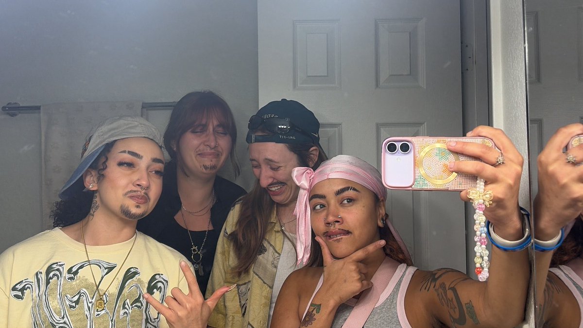 TopazMourning's tweet photo. Me and my boys https://t.co/7gA6tE15Rr