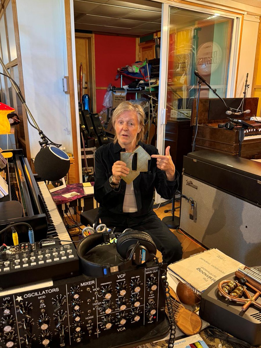 BeatlesEarth's tweet photo. Paul McCartney has officially extended his streak as the Most Successful Act on the U.K. albums chart with his 24th No. 1 album, "The Boys of Dungeon Lane" https://t.co/HmgEXhaYLe