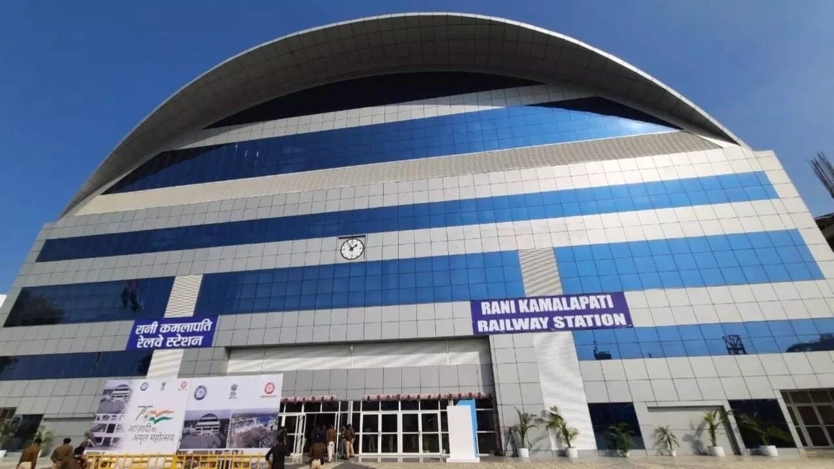 Evilsam036's tweet photo. @UpdatesChennai @GMSRailway @AshwiniVaishnaw Rani Kamalapati Railway Station (Bhopal) &amp; Gandhi Nagar Railway Station (Gujarat) have already been redeveloped under the PPP model. Just look at how modern &amp; world class they are. We can expect similar or even better redevelopment for the stations planned under PPP in TamilNadu. https://t.co/gAwQXgLEAR