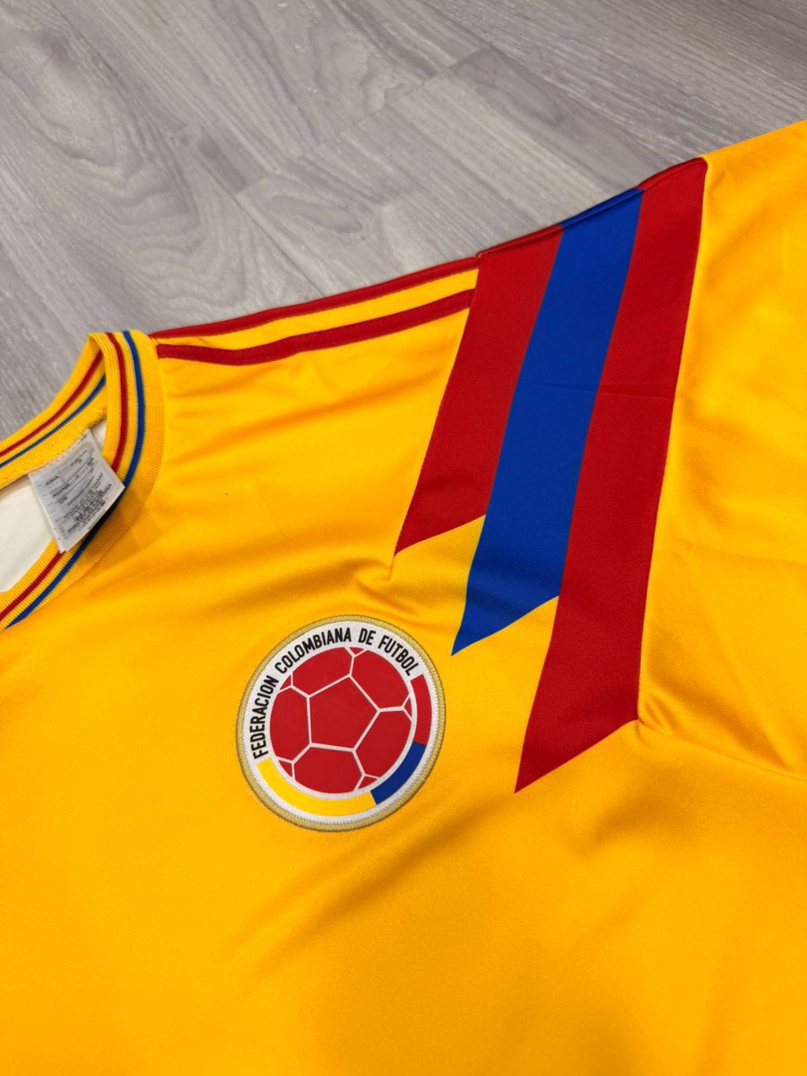 SR15Futbol's tweet photo. Camiseta Retro 1990 Selección Colombia.🇨🇴⚽ 

Puedes pedir con o sin dorsal

#Seleccioncolombia #SR15FUTBOL #Colombiatierraquerida https://t.co/SLQJA0DdqR