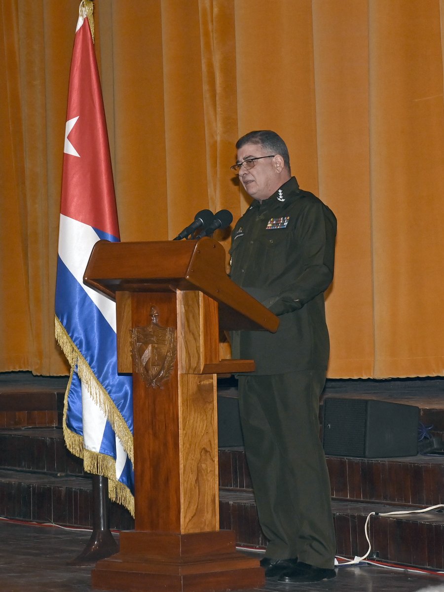 GobiernoCuba's tweet photo. 🗣️| En nombre del General de Ejército, el ministro del Interior, GCE Lázaro Alberto Álvarez Casas, dio lectura a un mensaje de felicitación a @minint_cuba. A todos, los exhortó a «continuar defendiendo, con honor y compromiso, la obra de la Revolución y el futuro del país». https://t.co/sISd3GINwp