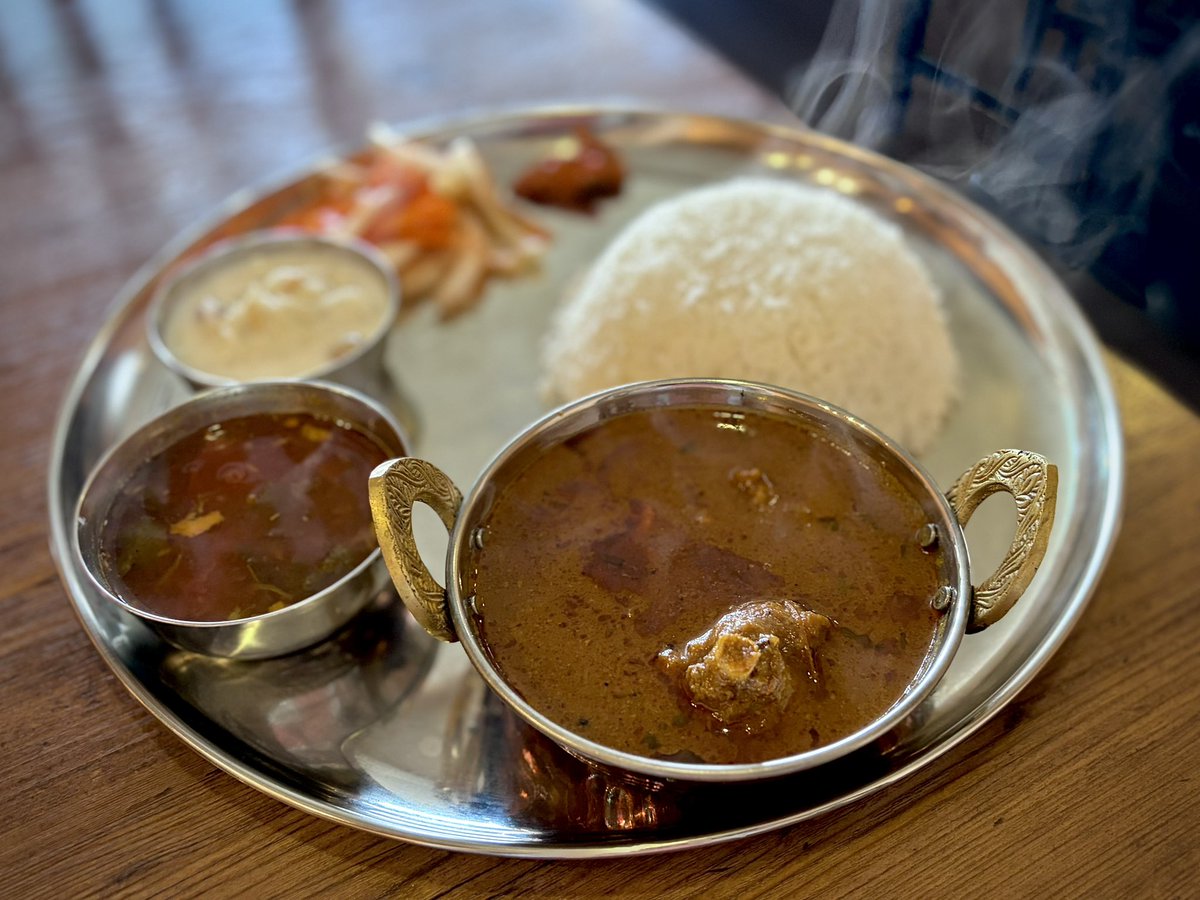 curryfield's tweet photo. ボンベイのダック(魚じゃないよ)を食べるのは３回目かな。当たり前だけどチキンとはまるで肉質が違う。グレイヴィは毎回違う印象だけど俺の好みに合ってる。 https://t.co/LNRVXt18eQ