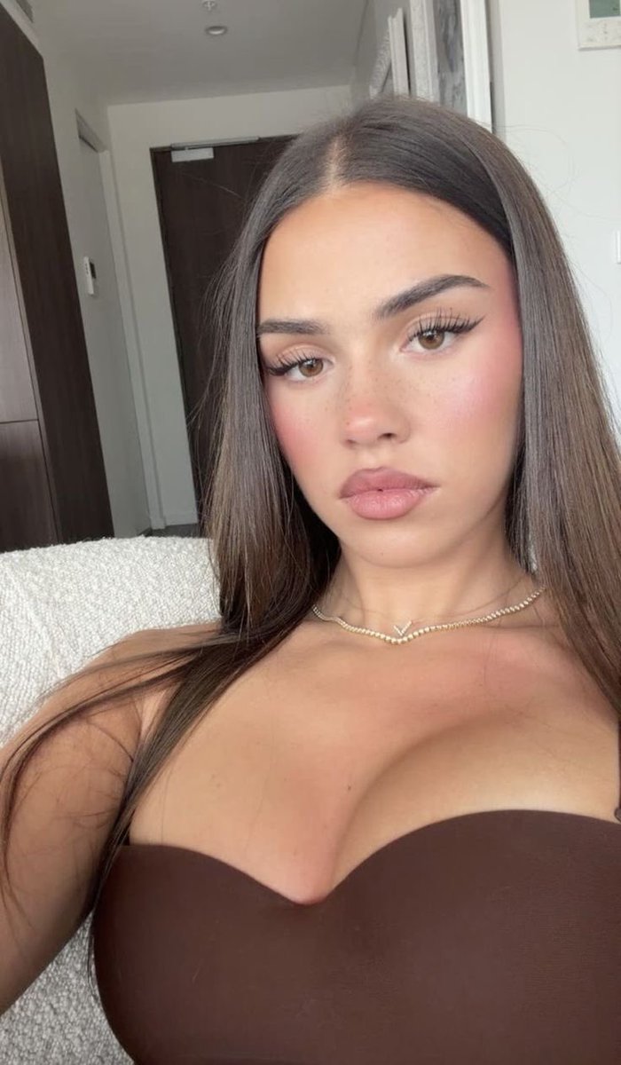 archivingdiva's tweet photo. leah halton’s necklace is so big. https://t.co/z6OICzapxT