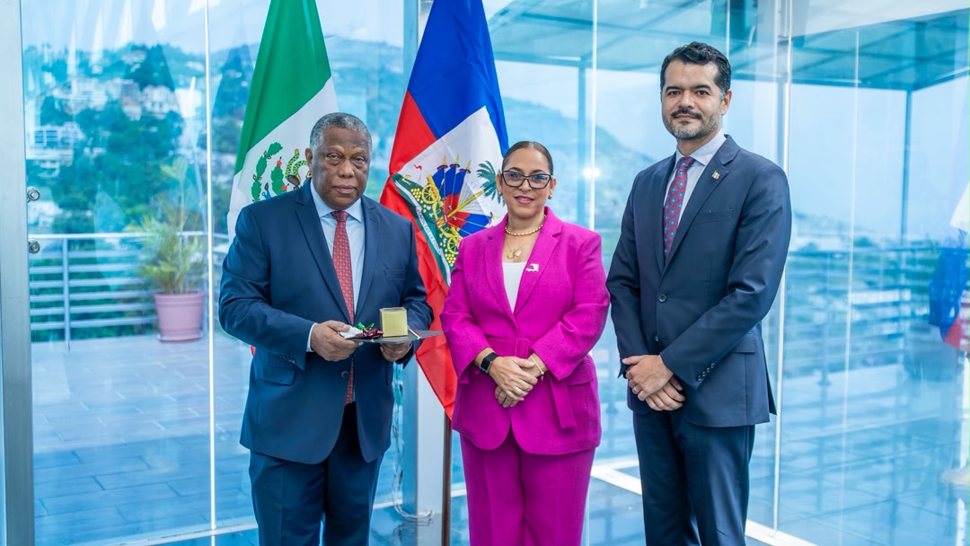 MAE_Haiti's tweet photo. La Ministre des Affaires étrangères et des Cultes, Son Excellence Madame Raina Forbin, a pris part, à la Chancellerie, à une cérémonie de remise symbolique de matériel pédagogique offert par Son Excellence Monsieur José de Jesús Cisneros Chávez, Ambassadeur des États-Unis mexicains en Haïti, en vue du renforcement des capacités des cadres du Ministère et des étudiants de l’Académie diplomatique Jean Price-Mars en matière de protocole diplomatique.

Cette initiative s’inscrit dans le cadre de la célébration du 195e anniversaire de l’établissement des relations diplomatiques entre Haïti et le Mexique et traduit leur volonté commune de poursuivre une coopération axée sur la formation, le partage d’expertise et le développement des compétences diplomatiques.