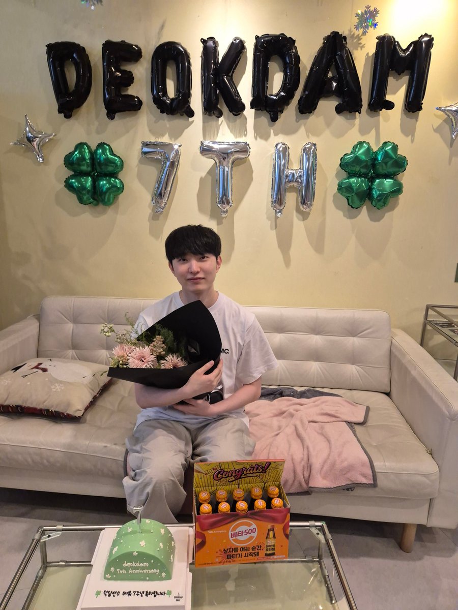 deokdam7th's tweet photo. 오늘은 덕담이 쏜다 ! 
선결제 해주고 가셨습니다 🍀
방문하셔서 한잔씩 드시고 가세요 🤍

#오늘의운세_대길
#deokdam_7th_Anniversary 
#deokdam https://t.co/elodaJYpo4