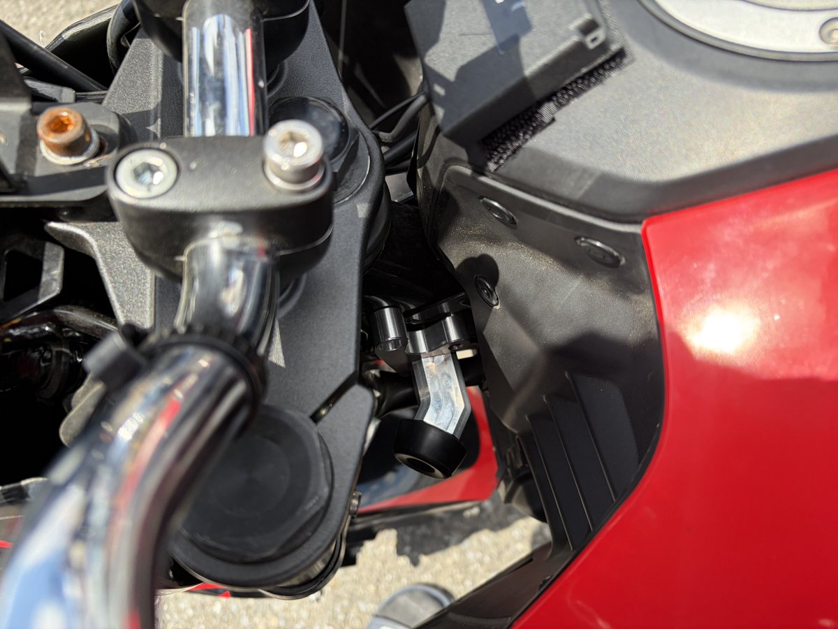 TSUGARAGE's tweet photo. 【TSU GARAGEお勧め製品】
SMG Racing製GROM用ハンドルストッパー

転倒時に意外とダメージを受けやすい純正ハンドルストッパーを保護するためのアイテムです。
ゴムブッシュを採用することで、転倒時の衝撃を効果的に吸収。

✅ 純正ハンドルストッパーの破損リスクを軽減
✅ ゴムブッシュ仕様でフロントフォークのアウターチューブを傷めにくい
✅ サーキット走行やレースユースにもおすすめ
✅ ボルトオン装着で取り付けも簡単

「転倒後も余計な修理費を抑えたい」
「車両を長く良い状態で維持したい」

そんなライダーにおすすめのパーツです。

https://t.co/V9q9FI2kFr

#GROM #HRCGROM #GROMCup #SMGRacing #ミニバイクレース #バイクカスタム #TSUGARAGE #転倒対策 #ハンドルストッパー #サーキット走行 #レース用品