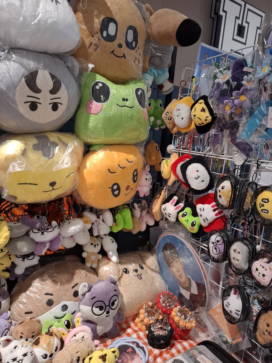 a_bookworms_clo's tweet photo. Hey, CARATs!

We're now open at Ayala Malls Manila Bay (5F, Home Court)! Drop by our booth and get a FREE mini postcard with every purchase.

-----------------------

@kwonhoshi_ph
@SOONYOUNG_PH
@caratlandph
@hoshihorawr

#SlipIntoTheHOSHIverse
#FanNightsAtAMManilaBay
#AtTheBay https://t.co/GCC9k8kAMw