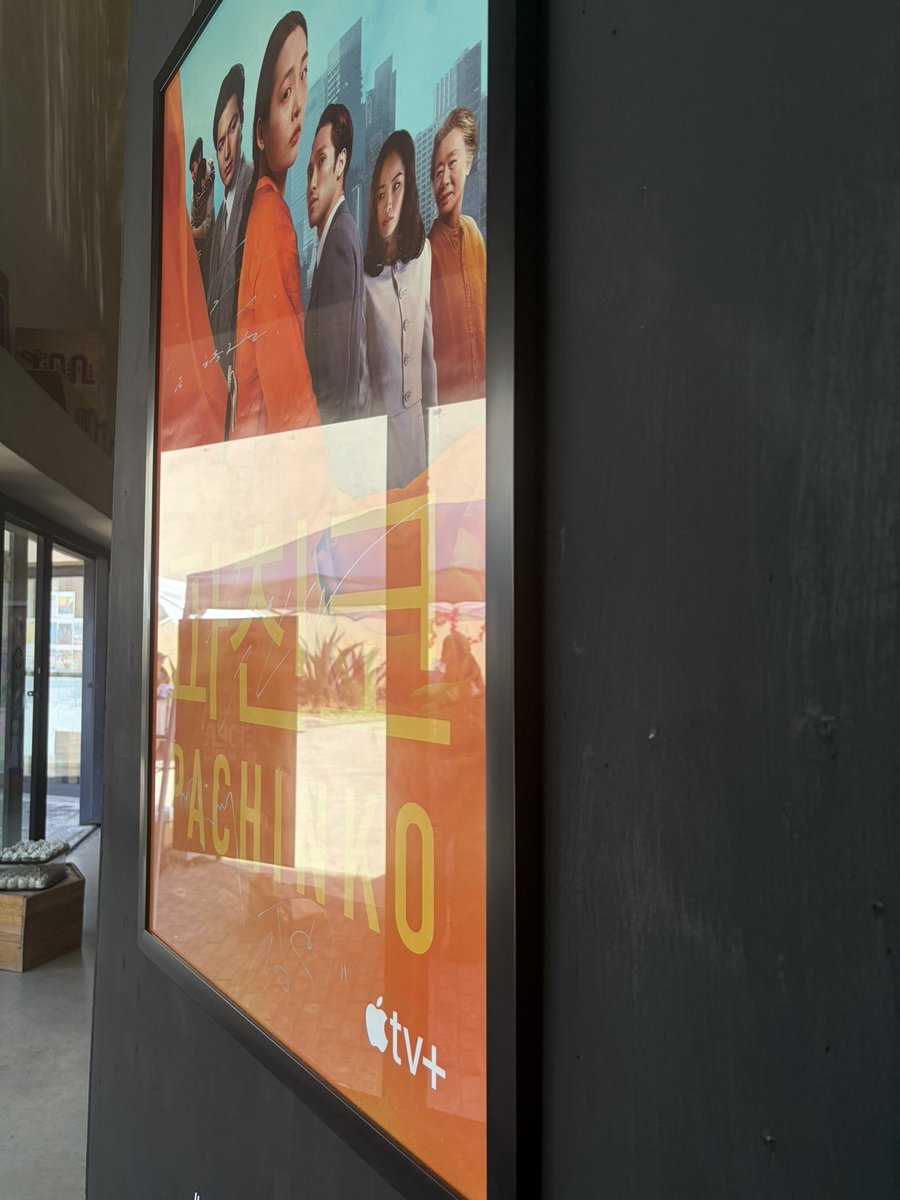 MinozMexOficial's tweet photo. Mañana es el día perfecto para recorrer las vitrinas fijas llenas de recuerdos memorables en @FAROAzcapo. La exposición #FuegoYTradicion Festival Coreano, 20 años con @ActorLeeMinHo está disponible hasta el 13 de junio. #MinozMexicoOficial #LeeMinHo #HallyuFestivalCoreano https://t.co/9gxhqSl4x9
