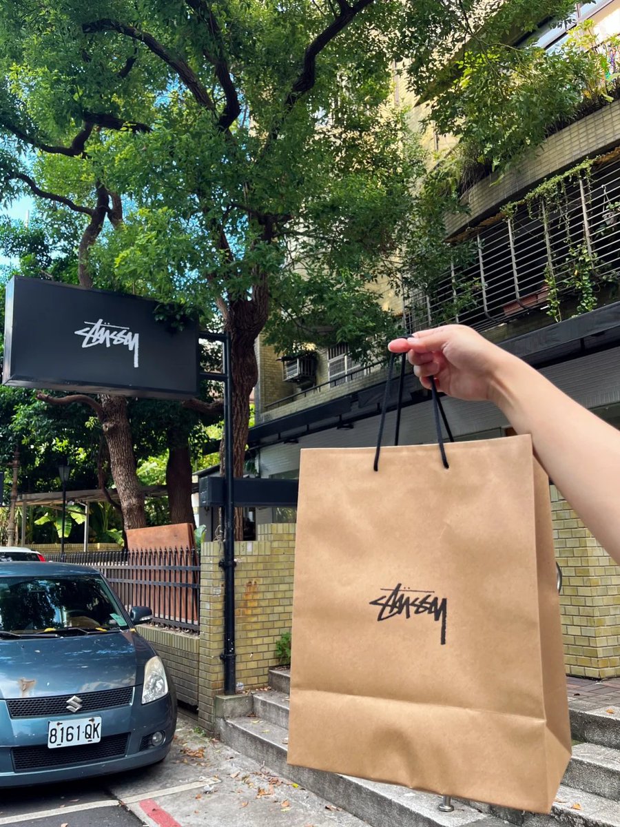 jxynvv's tweet photo. 今日の幸せはStüssyから！お店を出て、戦利品を提げているこの気分、最高です。頑張った自分への小さなご褒美！🛍️ #Stüssy #ショッピング #自分へのご褒美 #戦利品 #お買い物 https://t.co/n0vXi83YYl