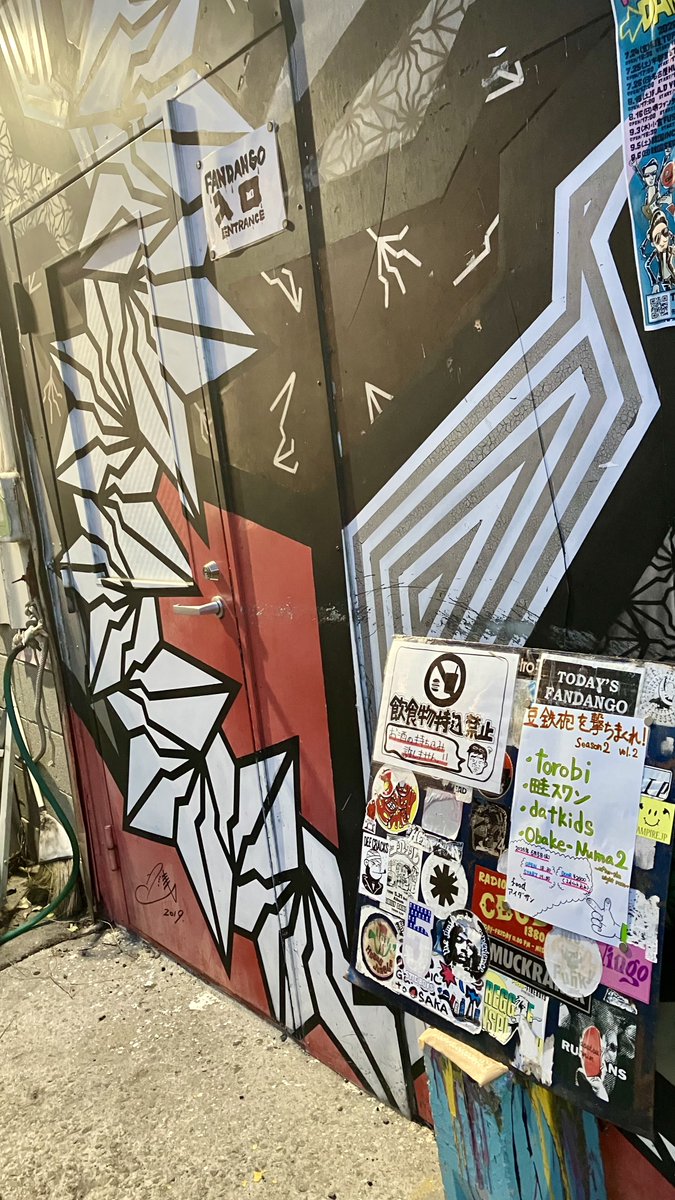 datkids_'s tweet photo. おばけ最高の友達やった
久々に会って、こんな感じの仲良しやったわって思い出した
テキーラ15杯やってた

急遽サポートベースを弾いてくれたたぴくんありがとう！

次のライブは21日ハードレイン！
おばけと出逢ったのもハードレインやった✌️ https://t.co/rIgc6osvgc