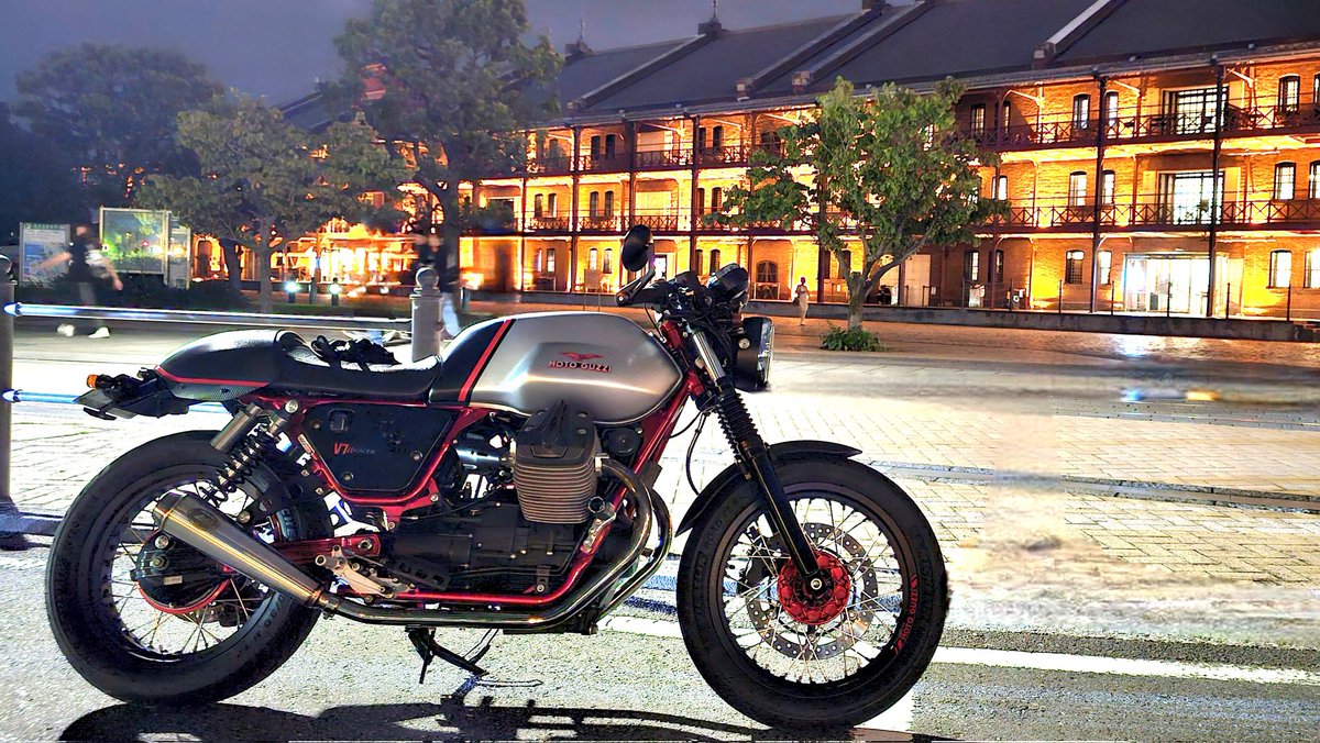 tumo2250's tweet photo. #これを見た人は愛車の背景が赤レンガの画像を貼れ
#モトグッツィ
#MOTOGUZZI
夜の赤レンガ倉庫 https://t.co/anwE7kfJru