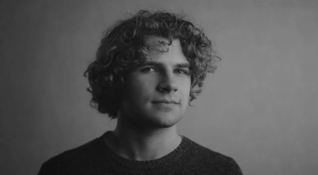 Chicken12467's tweet photo. Kane Parsons, Director of 'BACKROOMS' has been found in his home alive and well 

 "How did you get into my house?" 

 He is 20 years old https://t.co/8wa4UghfT9