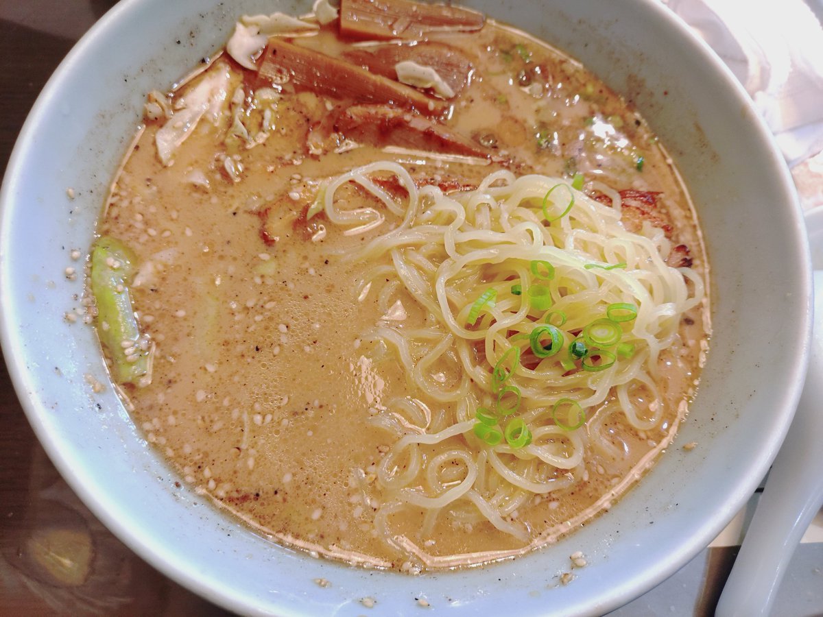 mocchan2323's tweet photo. お昼は、とんこつらぁめん楽でキャベツどっさり角煮らぁめん(半替え玉+)とサービスキムチを頂きました🍜
疲労回復には肉とニンニクだ🍖🧄と言うことでコチラへ😋
マイルドな豚骨にマー油の風味が効いたスープは今日も美味いです🤤
替え玉して、ニンニク胡椒で味変して完食です✌
ご馳走様でしたm(_ _)m https://t.co/km1lIfS8iN