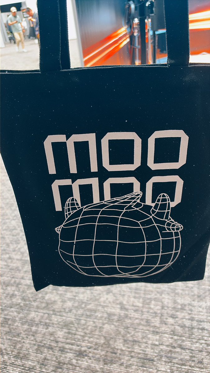 TradeKomayan's tweet photo. 気合いはいっとるな。moomooキャラバッグもええ感じ…笑
>あなたの資産は、マーケットだけが決めるものではない。あなた自身の中にある。
#MooFestJapan2026
#moomoo証券 https://t.co/TJHNmVSyM4