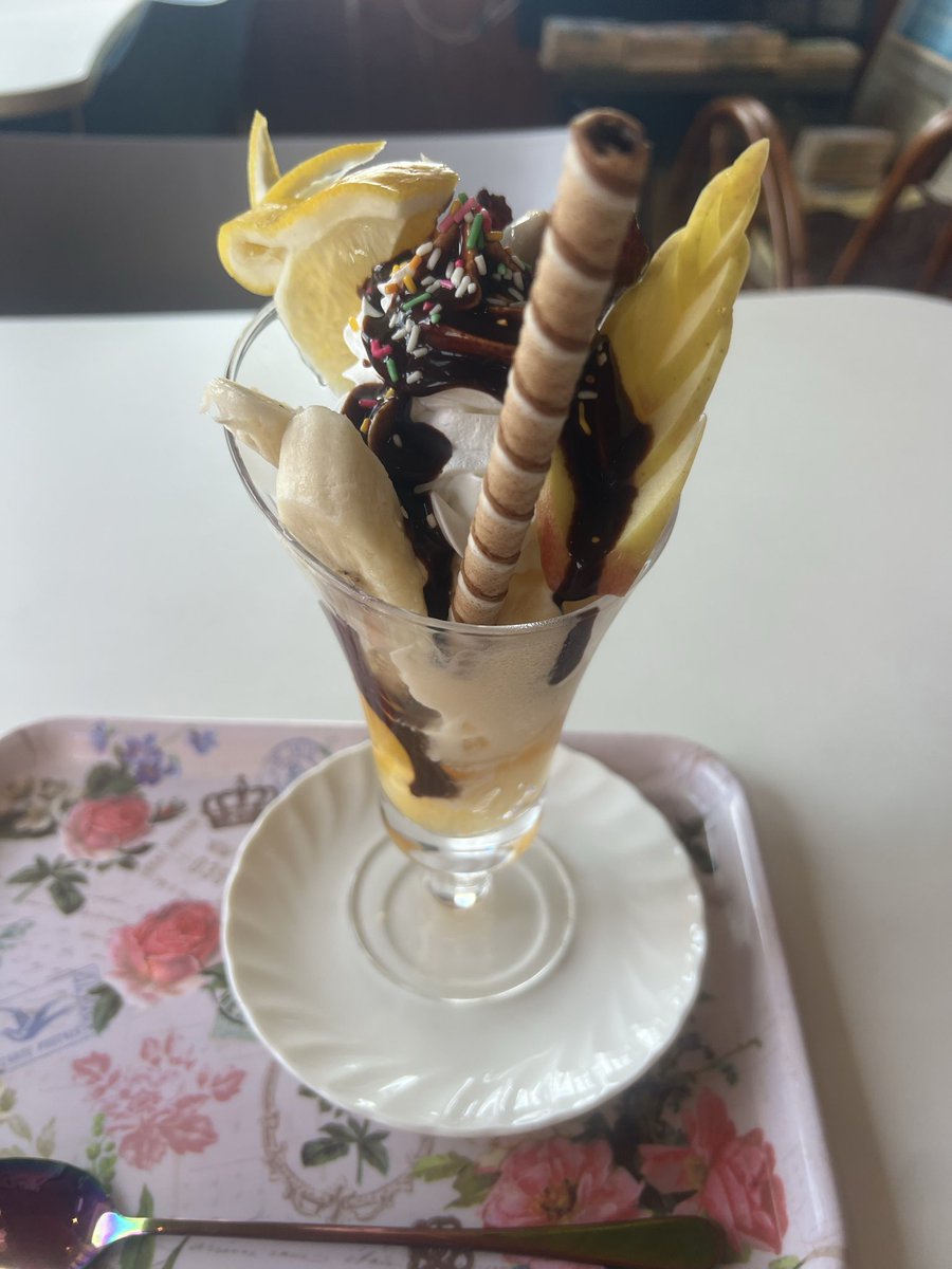 kinchan1102's tweet photo. こんにちは😊
お昼ご飯で奈良県磯城郡田原本町にあるマンガ喫茶
『まんかの虫』に行って来ました😊
店内には猫ちゃんもいて、相変わらず猫好きには心休まるスポットです😊
ランチは1時間でドリンクバー付きで税込748円です。
追加でパフェ税込330円　合計1,078円
他のメニューのコスパ高くてオススメ👍 https://t.co/Xo248QsNHa