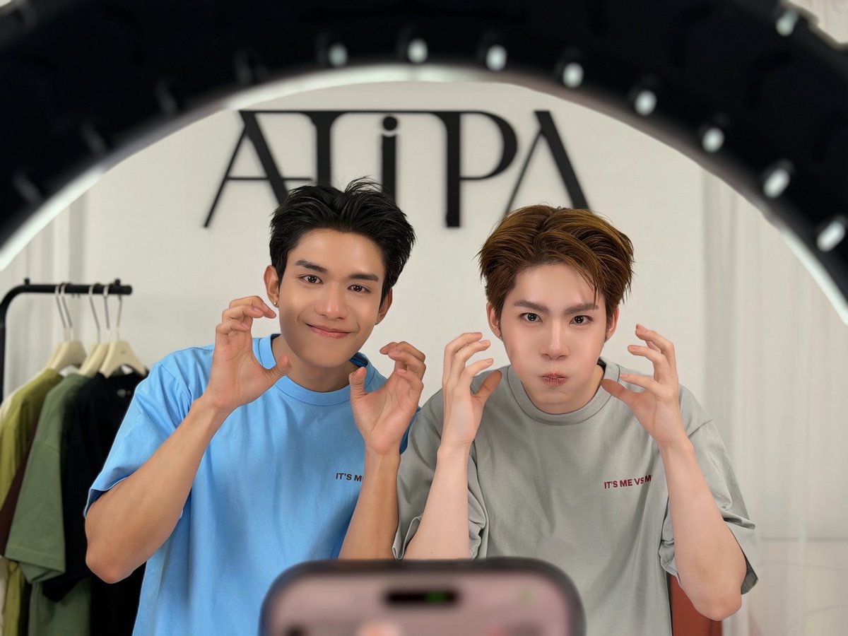 mirnablush's tweet photo. ✨🛍️ Net Siraphop y JJ Rachapol comparten una divertida transmisión en vivo junto a Atipa Shop 💖
Los actores Net Siraphop y JJ Rachapol participaron en una transmisión especial organizada por Atipa Shop, donde convivieron con los seguidores a través de conversaciones, dinámicas y actividades llenas de diversión.
💙 Durante el live, ambos artistas mostraron su carisma y cercanía con los fans, creando un ambiente relajado y entretenido que permitió a los espectadores disfrutar de momentos espontáneos y muchas sonrisas.
✨ Domundi TV agradeció a Atipa Shop por la invitación y también reconoció el apoyo de todos los seguidores que acompañaron la transmisión en vivo y enviaron mensajes de cariño para los dos actores.
🌟 Este tipo de actividades continúan fortaleciendo el vínculo entre Net, JJ y sus fans, quienes siguen apoyándolos en cada uno de sus proyectos y apariciones especiales.
💖 Una transmisión llena de energía positiva, interacción y momentos memorables que los seguidores no quisieron perderse.
#AtipaXNetJJ #NetSiraphop #JJRachapol #NetJJ #AtipaShop #DomundiTV #ThaiActors #ThaiEntertainment #BLSeries #Thailand ✨🛍️💙