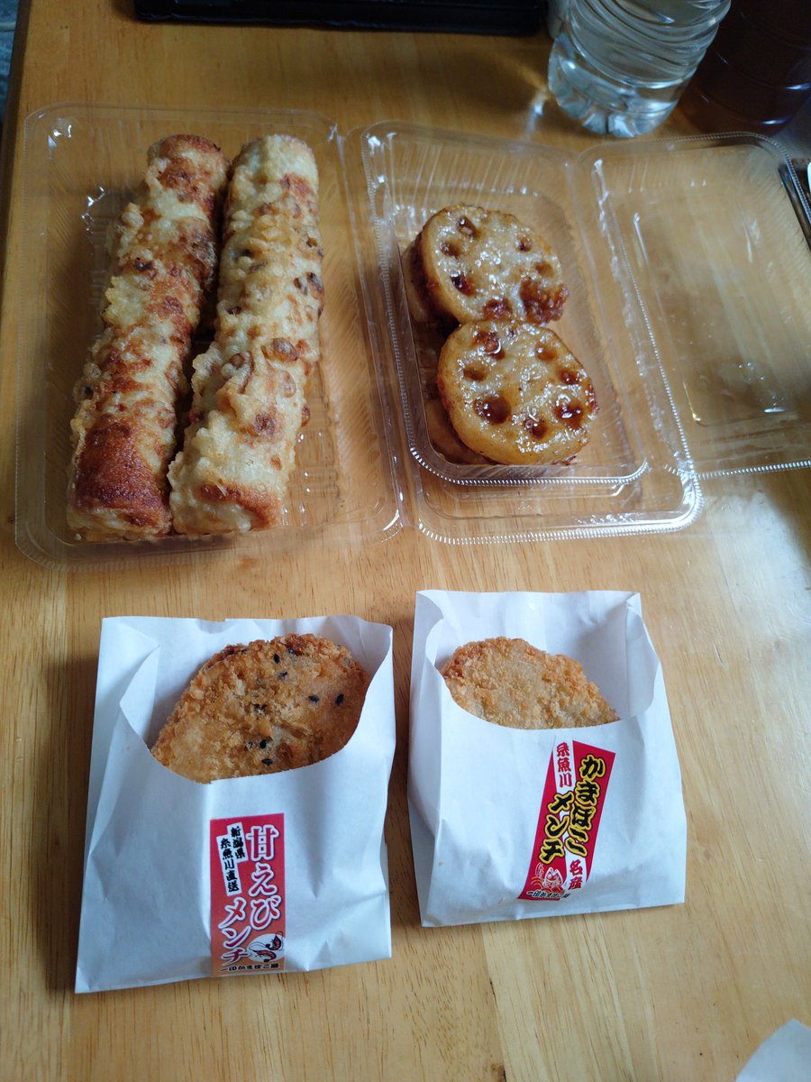 sakincyu's tweet photo. 熊本の蓮根挟み揚げ、ちくわサラダ。
新潟の甘エビメンチ、かまぼこメンチ。

さて、飲むぞ〜 https://t.co/fYxA3WtO16