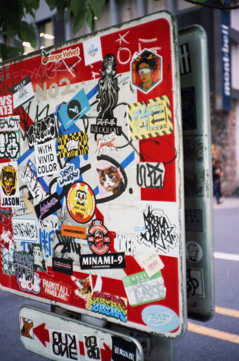 syashin_rensyuu's tweet photo. 山手線一周フォトウォーク 渋谷
街のシール帳
5月下旬 14時頃
Konica C35
Kodak Vision3 250D
マリックスC-41
38℃ 3:30
#Konica
#KonicaC35
#Kodak
#Marix
#自家現像 https://t.co/d7LCBOCg38