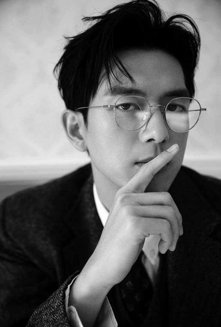 Vellumdark's tweet photo. @TamagoPost ㅤ 
ㅤ 
NOEVAN ALEXANDER. 1991.
Sehari-hari berkutat dengan
dokumen  terkait  keuangan.
Calon kawan sibuk apa?
ㅤ 
ㅤ https://t.co/IK5rzsIaNp