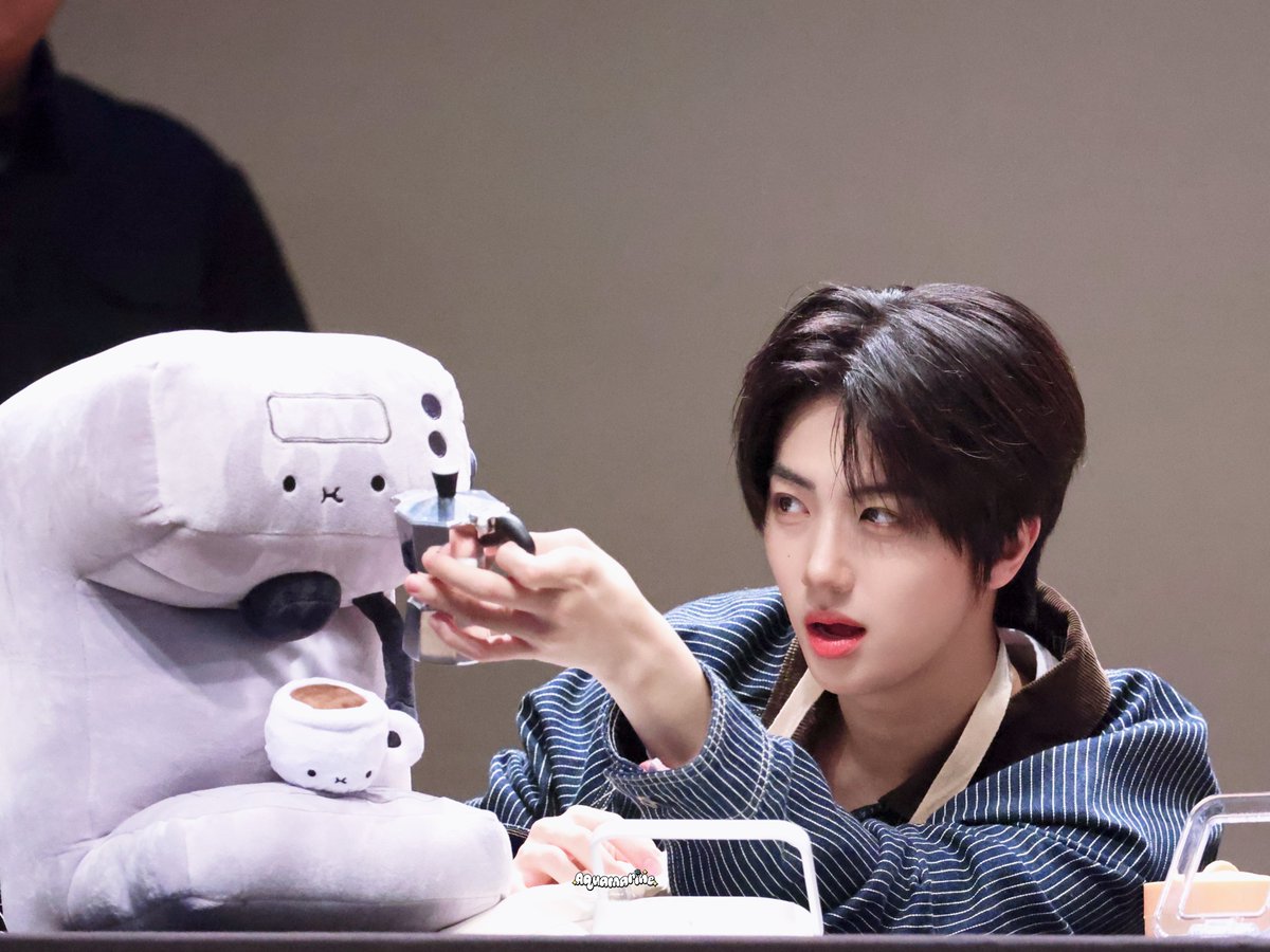 ALL_FOR_WONJIN's tweet photo. 260605

이렇게 잘생긴 바리스타를 어디서 찾아~~🤤

#원진 #함원진 #WONJIN
#크래비티 #CRAVITY https://t.co/jdC7Ewiakc