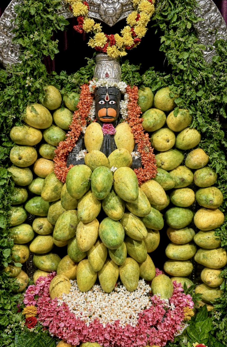 Jayalko1's tweet photo. Mango alankar to Karya Siddhi Anjaneya🥭 https://t.co/UQPBVCRbOk