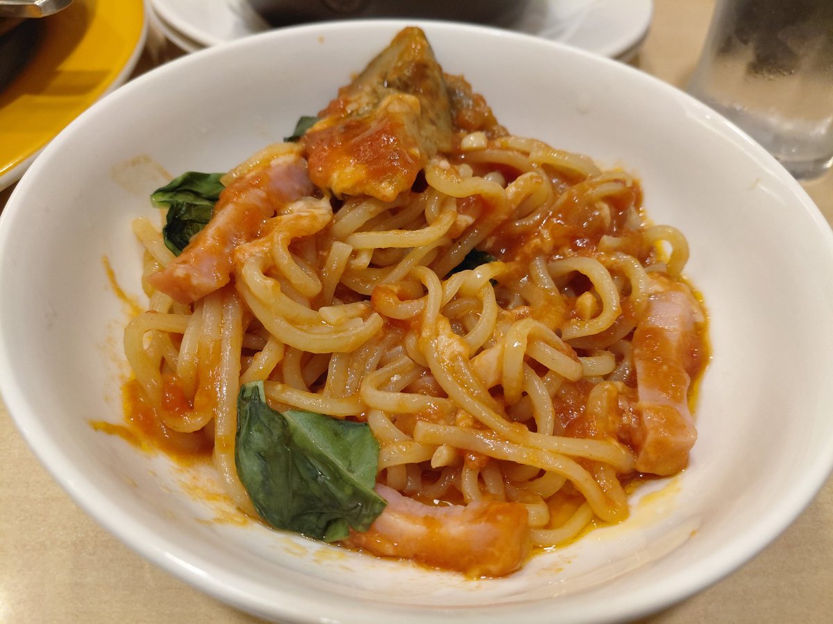 Ul6vC's tweet photo. ファミレスで友達と会食。
ややお腹空いてたから、勇気出してステーキハンバーグいきました！2hぐらい居座ってたから、追加で小さいパスタとわらびもちも頂きました🍴今日は久々に調子良かったー
#会食恐怖症 https://t.co/oucn3hyQQq
