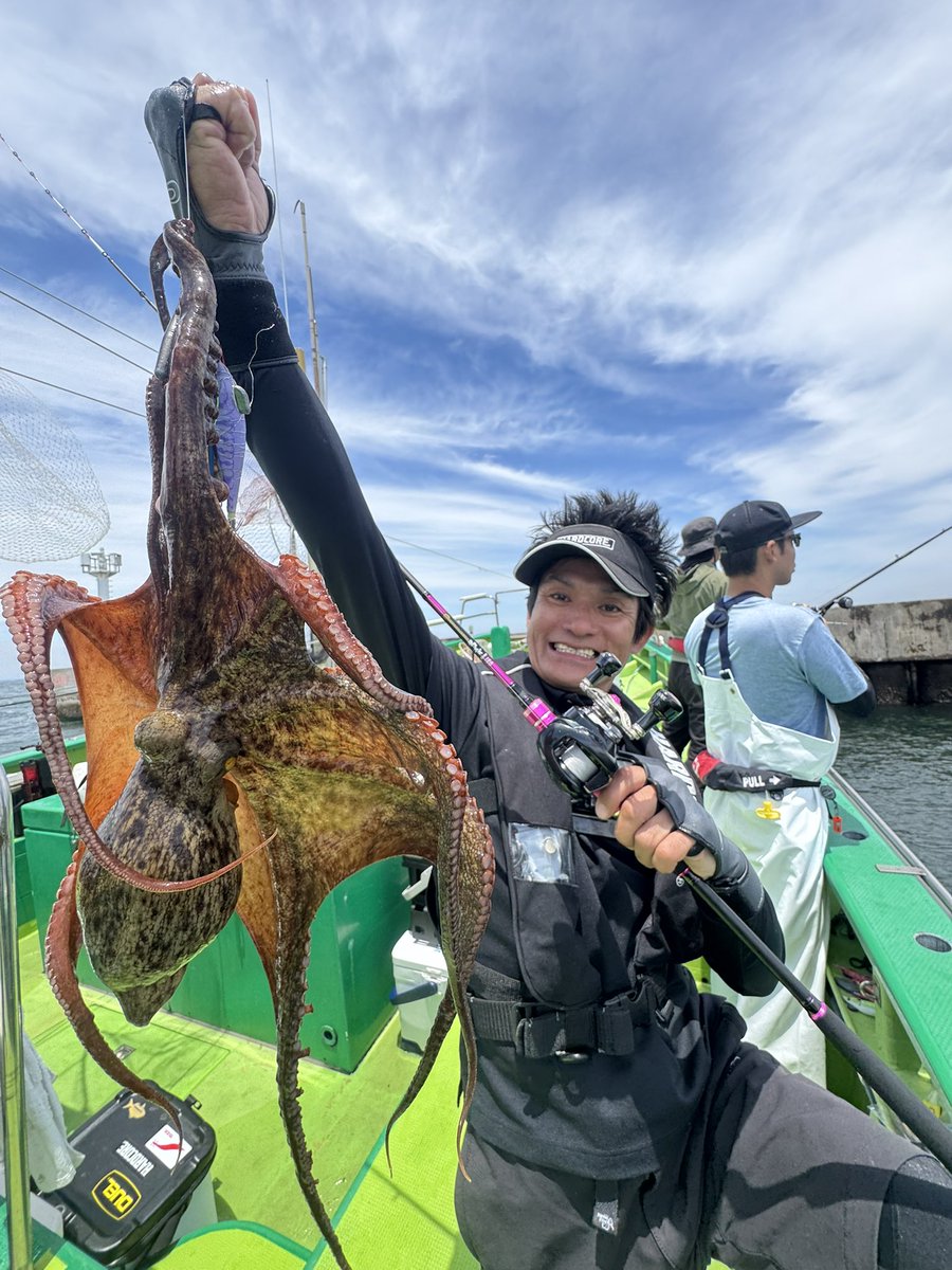 tatsuya0721y's tweet photo. 今日のお昼は、船宿吉野家さんの
お弁当400円
ココに来る楽しみの一つ☝️ 
そして太陽も出て来て、2キロが
お目見え🐙
東京湾タコ解禁出来て良かった👍
#DUEL
#HARDCORE
#YOーZURI
#ECOGEAR
#NORIESOCEAN
#LIVRE
#SHIMANO https://t.co/iqolDkXLbf