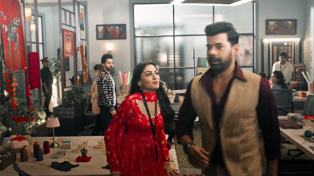 itisrimathi's tweet photo. He tried avoiding her, she came straight to his cabin 😭😭😭 as expected her seat is right opposite to him 🫣 workplace trope is always fun to watch 🫶🏻

#TumDenaSaathMera #TDSM #Aprakshi #Tisha #SritiJha #ShabirAhluwalia https://t.co/Jk47iEIAFn