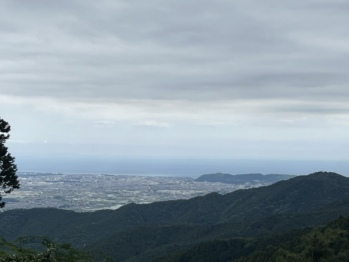Scott_A_D's tweet photo. 神奈川県伊勢原市の大山阿夫利神社。

参道でカツ丼を食し、ケーブルカーを降りてから「ルーメソ」前で写真。
「ラーメン」ののぼりを横に倒して裏側から読むと「ルーメソ」。

お店側が自らルーメソをネタやグッズにし始めたのは前回来たコロナ禍の時以降だな。

#スコットグルメ　#スコットよもやま https://t.co/Ya7WU44keU